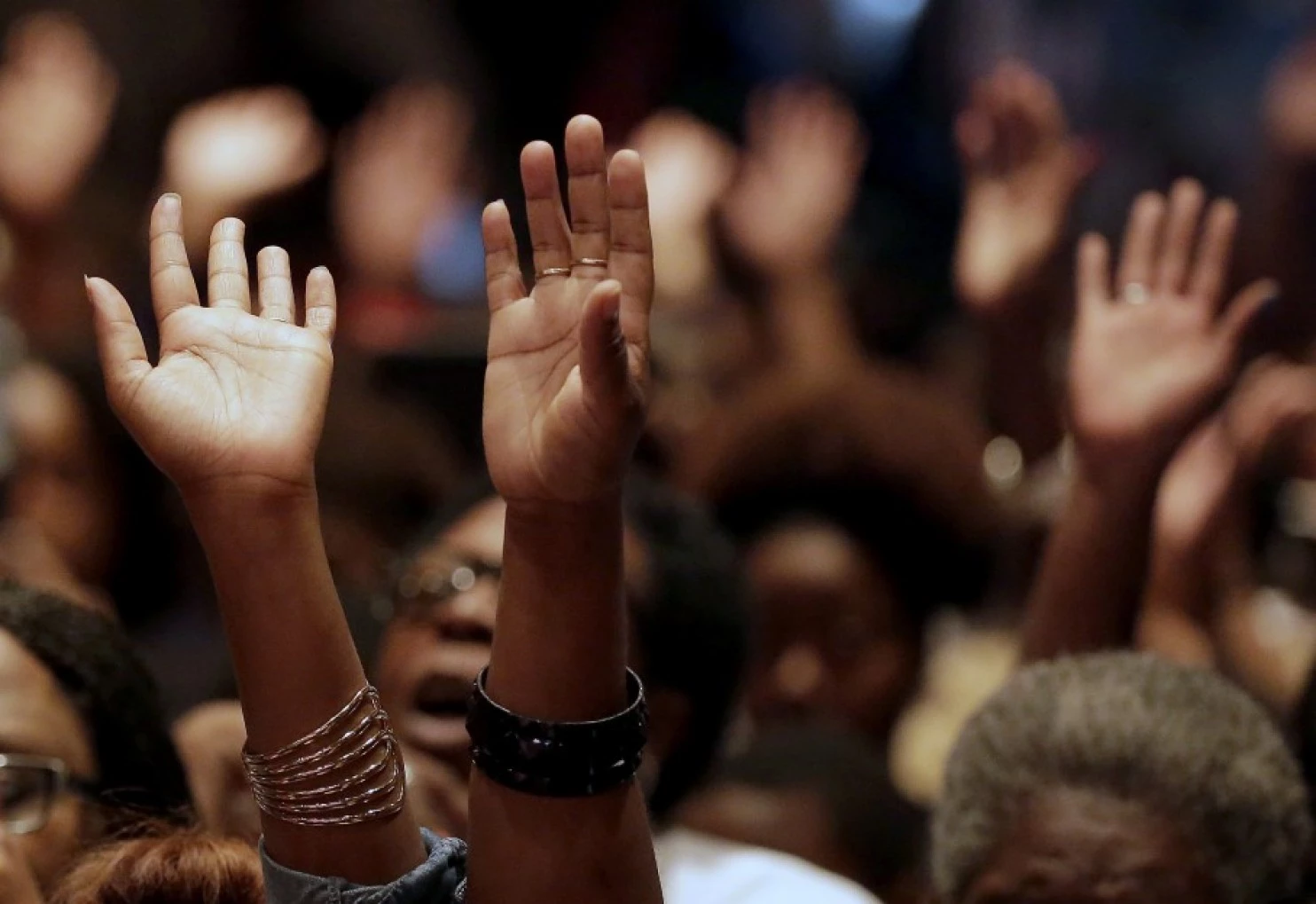 Hands up high. Человек молится. Поклонение. Поднятая рука. Толпа молится.